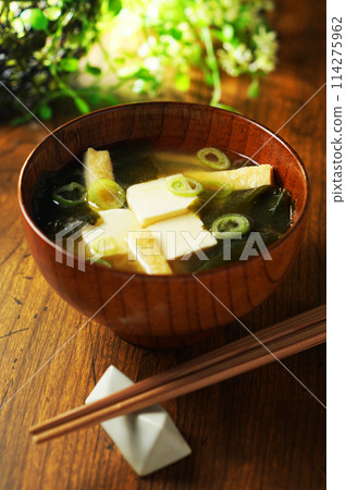 Miso soup with tofu and wakame 114275962