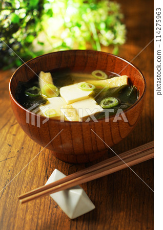 味噌湯配豆腐和裙帶菜 114275963