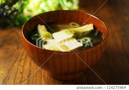 Miso soup with tofu and wakame 114275964
