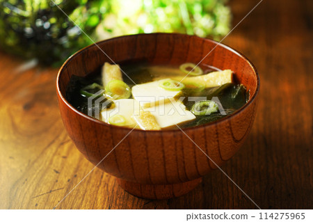 Miso soup with tofu and wakame 114275965