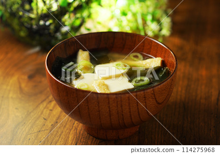 Miso soup with tofu and wakame 114275968