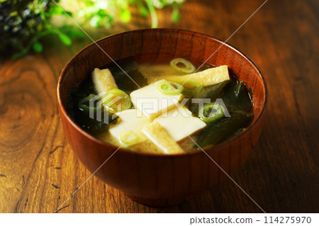 味噌湯配豆腐和裙帶菜 味噌湯配豆腐和裙帶菜 114275970