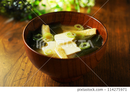 味噌湯配豆腐和裙帶菜 味噌湯配豆腐和裙帶菜 114275971