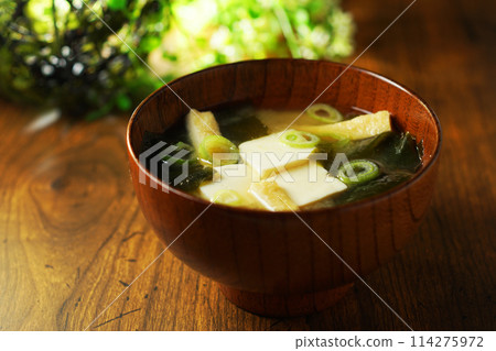 Miso soup with tofu and wakame 114275972