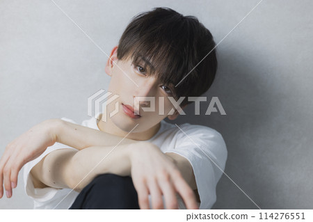 穿白T恤的男人 114276551