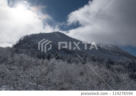 長野縣茅野市嚴冬期間，東天狗岳涉之湯路線（東天狗～中山峠）上樹木、石頭、藍天和白雪被冰覆蓋。 114276594