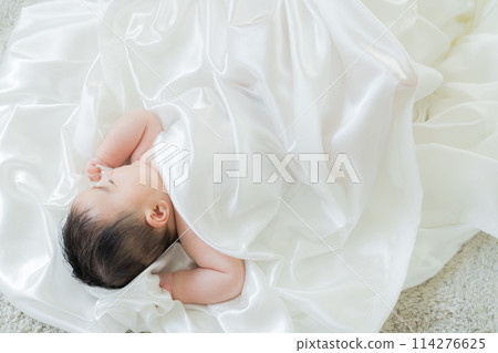 一個嬰兒裹著白布睡覺 114276625