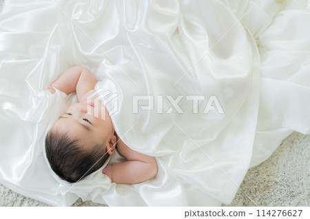 一個嬰兒裹著白布睡覺 114276627