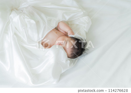 Baby sleeping wrapped in white cloth 114276628