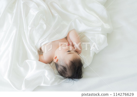 Baby sleeping wrapped in white cloth 114276629