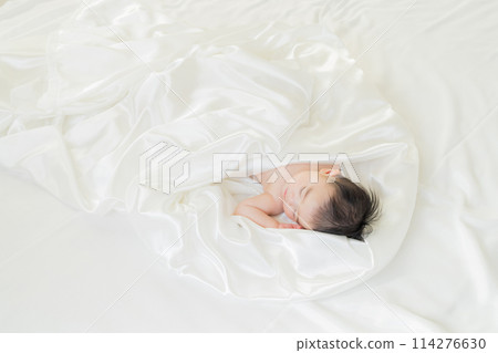 Baby sleeping wrapped in white cloth 114276630