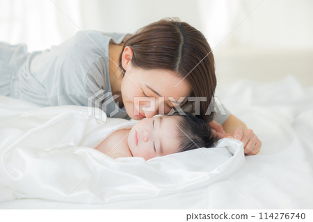 一個嬰兒裹著白布睡覺 一個嬰兒裹著白布睡覺 114276740