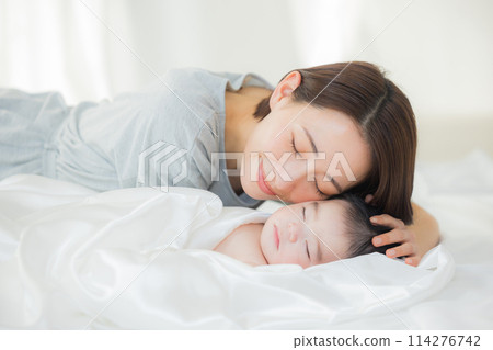 一個嬰兒裹著白布睡覺 114276742