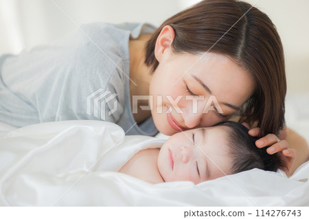 一個嬰兒裹著白布睡覺 114276743