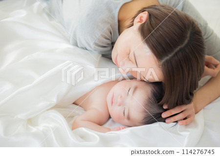 Baby sleeping wrapped in white cloth 114276745