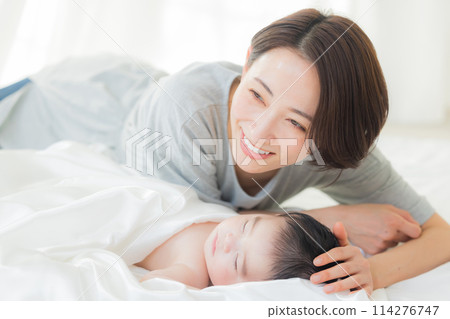 一個嬰兒裹著白布睡覺 一個嬰兒裹著白布睡覺 114276747