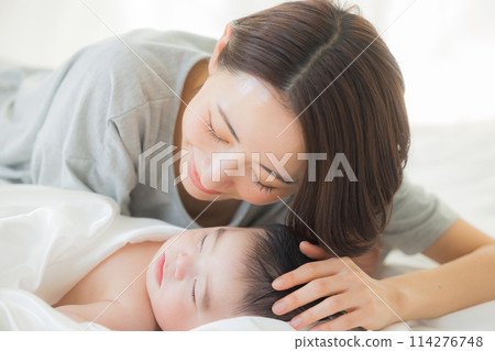 一個嬰兒裹著白布睡覺 114276748