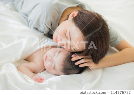 Baby sleeping wrapped in white cloth Baby sleeping wrapped in white cloth 114276752