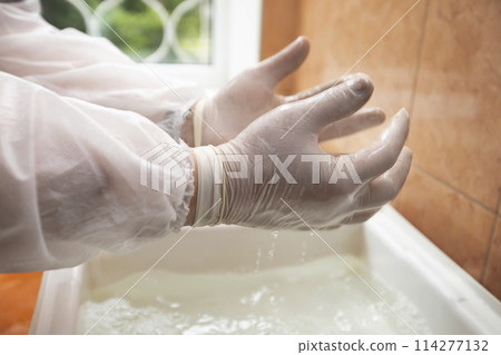 Hand cleaning with disinfectant solution in the hospital gateway during the coronavirus epidemic. 114277132