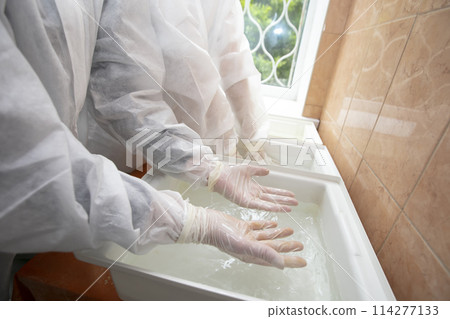 Hand cleaning with disinfectant solution in the hospital gateway during the coronavirus epidemic. Hand cleaning with disinfectant solution in the hospital gateway during the coronavirus epidemic. 114277133