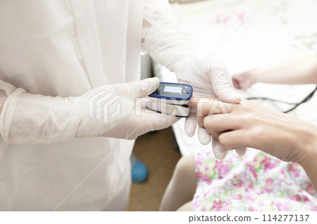 Measurement of oxygen level with a pulse oximeter. 114277137
