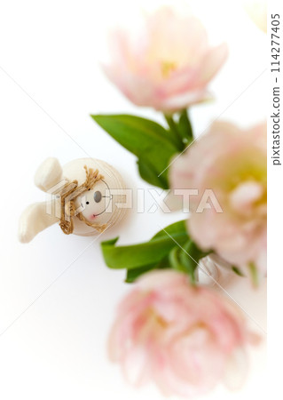 bouquet of tulips and Easter bunny on white table. copy space 114277405