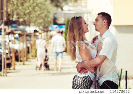 Happy couple walking in city enjoying romance 114278932