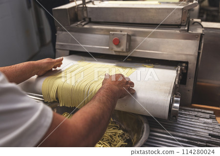 Fresh pasta production 114280024