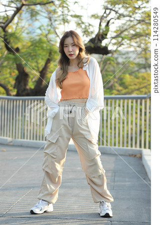 Street fashion woman 114280549