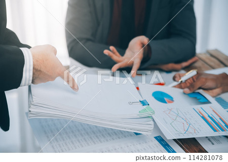 Business idea. Business people talking And calculations about charts and graphs showing the growth of investment results Of successful teamwork 114281078