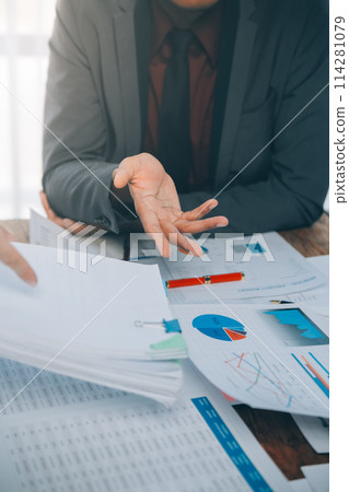 Business idea. Business people talking And calculations about charts and graphs showing the growth of investment results Of successful teamwork 114281079