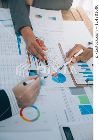 Business idea. Business people talking And calculations about charts and graphs showing the growth of investment results Of successful teamwork 114281086