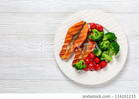 grilled salmon steaks with broccoli and tomatoes 114281233