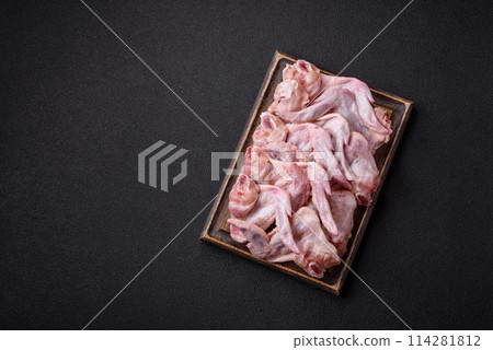 Fresh chicken wings with salt, spices and herbs 114281812