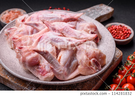 Fresh chicken wings with salt, spices and herbs 114281832