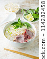 pho bo, vietnamese raw beef and rice noodle shoup 114282458