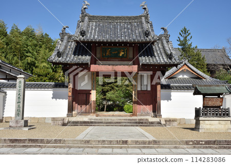 Manpukuji Temple Main Gate [Important Cultural Property] 114283086