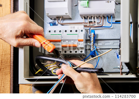 Connection of high-voltage cable to electrical board, removal of over jacket. 114283700