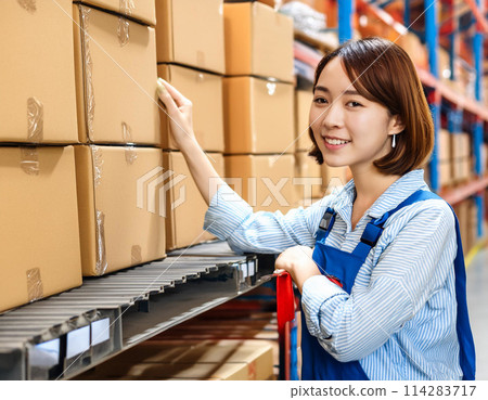 A woman in charge of inventory management in a warehouse_2 114283717