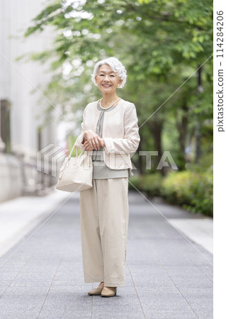 Senior woman looking at camera and smiling 114284206