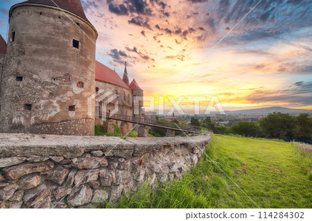 Amazing morning view of Hunyad Castle / Corvin's Castle with wooden bridge. 114284302