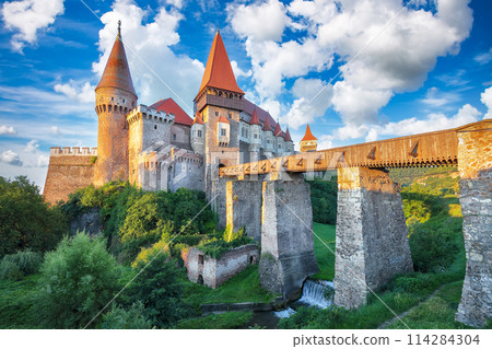 Amazing morning view of Hunyad Castle / Corvin's Castle with wooden bridge. 114284304