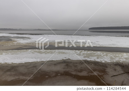 ice on the lake during frosts 114284544