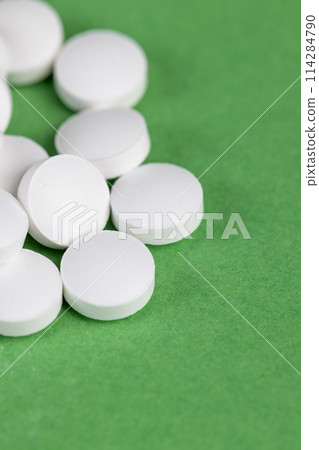 a large number of white tablets for the treatment of diseases a large number of white tablets for the treatment of diseases 114284790