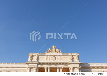 [Ukraine] The stone exterior of Lviv University and the clear blue sky 114284985