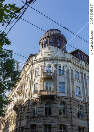 [Ukraine] View of the historical buildings in Lviv's Old Town through the street trees and power lines 114284987