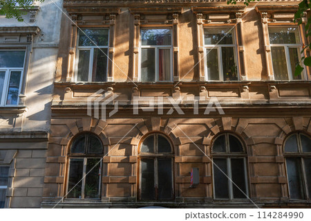 [Ukraine] Sunlight shining on historic stone buildings in the Old Town of Lviv 114284990