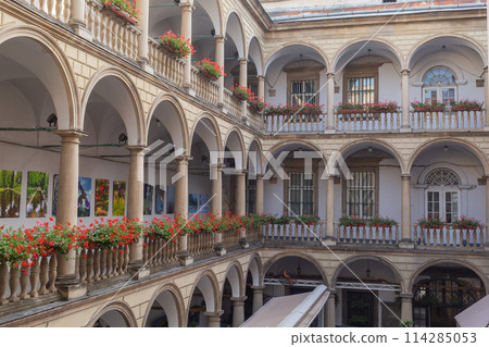 [Ukraine] Stone architecture of an Italian-style courtyard in the old town of Lviv 114285053