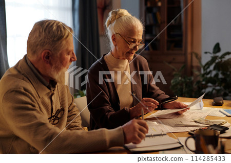 Reading bill with magnifying glass 114285433