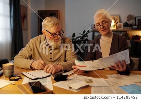 Checking and discussing financial data 114285452